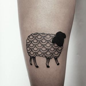#sheep #blacksheep #animaltattoo #animals #geometrictattoo #blackwork #lineworktattoo #tattooed #besttattoos #bodyart #ink #inked #tattooinspiration #girlswithtattoos #boytattoo #berlin #berlintattoo #graphictattoo #dotworktattoo #ink #tattoos #abstracttattoo 