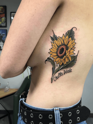 Tatuaje para Lili. Gracias por la fuerza y la confianza!  Citas disponibles al e-mail: neosimclart@gmail.com      O por whatsapp:  0992739432.                                        #tatted #tattooartist #tattooart #sunflower #sunflowertattoo #flower #flowertattoo #floral #floraltattoo #colortattoo #neotraditional #neotraditionaltattoo #ink #inked #inkedup 