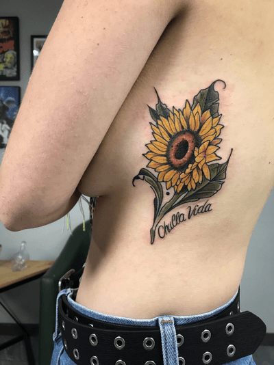 Tatuaje para Lili. Gracias por la fuerza y la confianza! Citas disponibles al e-mail: neosimclart@gmail.com O por whatsapp: 0992739432. #tatted #tattooartist #tattooart #sunflower #sunflowertattoo #flower #flowertattoo #floral #floraltattoo #colortattoo #neotraditional #neotraditionaltattoo #ink #inked #inkedup 