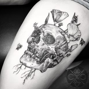 Tatuaje de Christopher Carter #ChristopherCarter #openbookings #cooltattoos #illustrative #blackwork #kranie #death #flowers #flowers #bees #nature #death