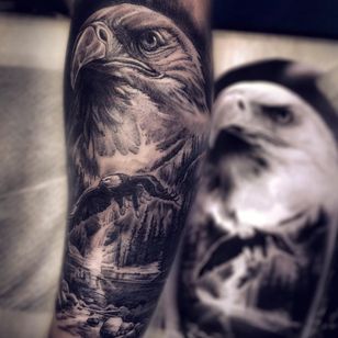 Tatuaje de Anton Dainecko #AntonDainecko #openbookings #cooltattoos #blackandgrey #eagle #feathers #bird #landscape #mountains #realism #realistic #hyperrealism