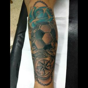 #tattoo #ink #inked #freehand #freehandtattoo #agregado #arreglo #football #roses #brujula #luchotattoo #luchotattooer #pergamino #buenosaires