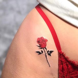 Tatuaje de Evelyn Herrera #EvelynHerrera #openbookings #cooltattoos #color #rose #flower #floral #cute