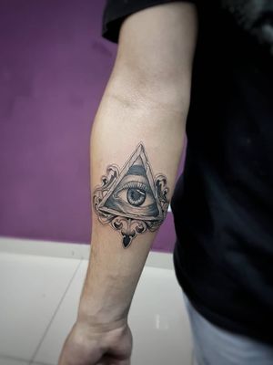 Illuminati do nosso amigo @jj.bressan! 😍✍️👁️Faça já seu orçamento! (62) 9 9326.8279#tattoo #ink #blackwork #tattoolife #Tatuadouro #love #inkedgirls #Tatouage #eletricink #igtattoo #fineline #draw #tattooing #tattoo2me #tattooart #instatattoo #tatuajes #blackink  #neotraditional #neotradeu #neotraditionaltattoo #illuminati #illuminatitattoo #esoteric #eyebrows #freemason 