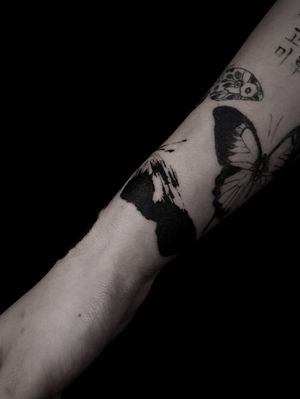 Brush stroke tattoo, Email : hanutattoo@gmail.com , IG :hanu_tattoo #tattoo #tattoodo #brushstroke #blackwork #blackworktattoo #hanutattoo #korea #Seoul #butterfly #butterflytattoo 