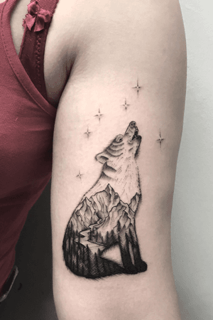 Mountain wolfy from today! Dotwork mandala blackwork tattoo 