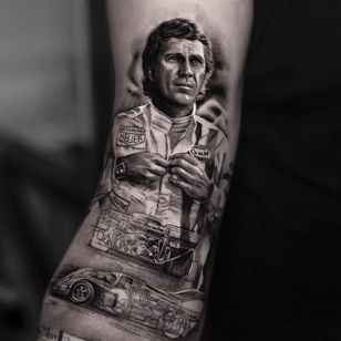 Tatuaje de Inal Bersekov #InalBersekov #blackandgrey #realism #realistic #hyperrealism #SteveMcQueen #ferrari #sportscar #car #racecar