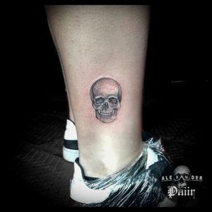 ~ Mini Skull 🔥@PaiirStudio#Tattoo #Skull #MiniTattoo #Calavera #Tatuajes #Girls #Details #Art #Bogotá