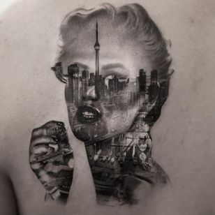 Tatuaje de Inal Bersekov #InalBersekov #gris negro #realismo #realista #hiperrealismo #retrato #ladyhead #lady #ciudad #edificios #arquitectura