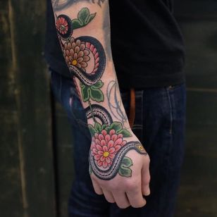 Tatuaje de Andrei Vintikov #AndreiVintikov #tatuaje de naturaleza #naturaleza #animales #Plantas #medio ambiente #flor #serpiente #reptil #flores #hojas