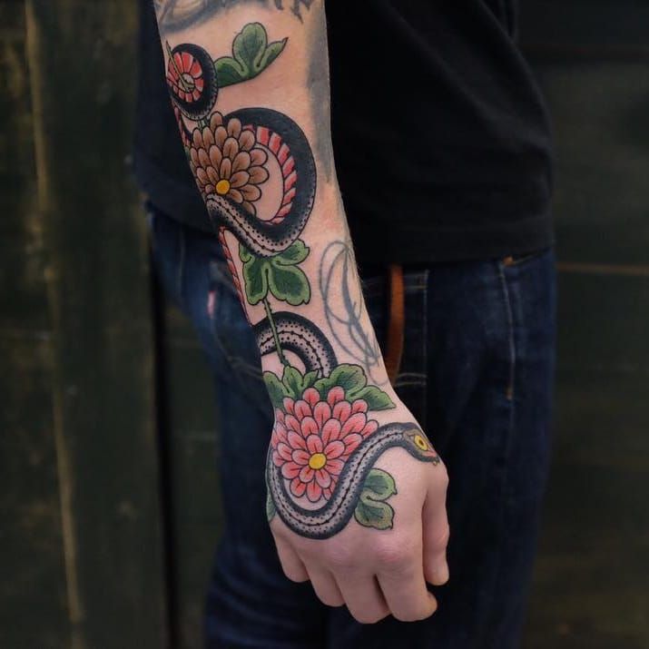 Tatuaje de Andrei Vintikov #AndreiVintikov #naturtattoo #naturaleza #animales #Plantas #ambiente #flor #serpiente #reptil #flores #hojas