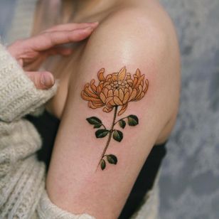Tatuaje de Zion #Sion #naturetattoo #nature #animals #plants #environment #chrysanthemum #flower #flowers #hojas
