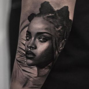 Tatuaje de Inal Bersekov #InalBersekov #negro gris #realismo #realista #hiperrealismo #Rihanna #mujer #retrato #musica