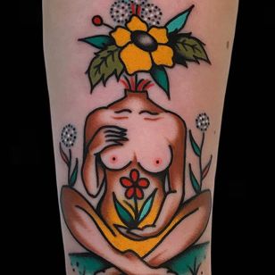 Tatuaje de AZamp #AZamp #AlexZampirri #nature tattoo #nature #animals #plants #environment #goddess #motherland #flower #flowers #daisy