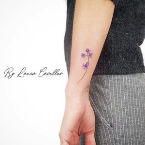 Preciosas flores 👌😍😊 Gracias por tu confianza!! 😘 #tatuaje #tatuagem #inked #tattooed #tattooartist #flowertattoo #tattoos #floraltattoo #ink #watercolortattoo #equilattera #tattrx #tatuajes #tattooart #blacktattoo #tatuaggio #꽃타투 #botanicaltattoo #colortattoo #tattoolife #flowery #tattooer #lauracaselles