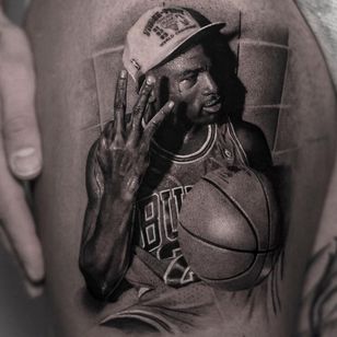 Tatuaje de Inal Bersekov #InalBersekov #negro gris #realismo #realista #hiperrealismo #MichaelJordan #baloncesto #retrato #deportes