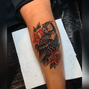 Got to do this badass owl for @camiloflores1988 on his calf 🎨⚡️🖊 Done in @crackerjacktattoos out here in #haltomcity #fortworthtx 🔥 Anyone that's interested in getting traditional tattoos definitely contact me via dm 🤟🏻🤟🏻 #TattzByAG #Ink #Tattoo #Tatuaje #BodyArt #ArteCorporal #BlackAndGrey #BlackAndGreyTattoo #Traditional #TraditionalArt #TraditionalTattoo #NeoTraditional #NeotraditionalTattoo #fortworth #texas #texastattoo #owl #owltattoo #boldcolors #boldshading
