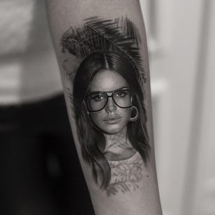 Tatuaje de Inal Bersekov #InalBersekov #gris negro #realismo #realista #hiperrealismo #LanaDelRey #musica #retrato #dame #ladyhead