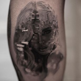 Tatuaje de Inal Bersekov #InalBersekov #gris negro #realismo #realista #hiperrealismo #retrato #paisaje urbano #mujer #bebé #empirestatebuilding