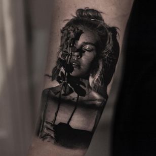 Tatuaje de Inal Bersekov #InalBersekov #gris negro #realismo #realista #hiperrealismo #retrato # dama #ladyhead #rosa #flor #flor
