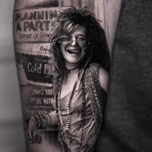 Tatuaje de Inal Bersekov #InalBersekov #negro gris #realismo #realista #hiperrealismo #JanisJoplin #retrato #musica