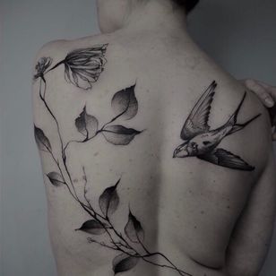 Tatuaje de Alba Reyk #AlabReyk #nature tattoo #nature #animals #plants #environment #bird #flower #flowers #hojas #ilustrativo #in ink