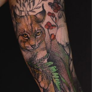 Tatuaje de Dzo Lama #DzoLama #naturtattoo #nature #animals #plants #environment #los #cat #kit #jungle cat # sweet #hojas #bayas