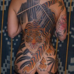 Tatuaje de Victor J Webster #VictorJWebster #naturtattoo #nature #animals #Plants #environment #tiger #cat #junglecat #hojas #jungle