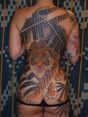 Tattoo by Victor J Webster #VictorJWebster #naturetattoo #nature #animal #plants #environment #tiger #cat #junglecat #leaves #jungle