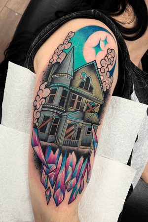 🏚🏚🏚 #Lennoxtattoo #neotrad #neotraditional #colourtattoo #newtraditional #newschool #boldtattoo #brighttattoo #hauntedhouse #crystals #crystaltattoo 