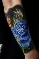 feito ontem, cerca de 9h de trampo feito usando @tattooloverscare e @intenzetattooink #rose #flower #butterfly #tattoo #ink #cheyenne_tattooequipment #cheyennetattooequipment #sullenclothing #intenzepride