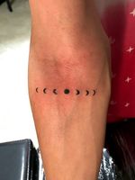 The phases of the moon in the forearm. 📷 IG Creator: alinealbino_tattoo 📷 IG Studio: Vortextbl