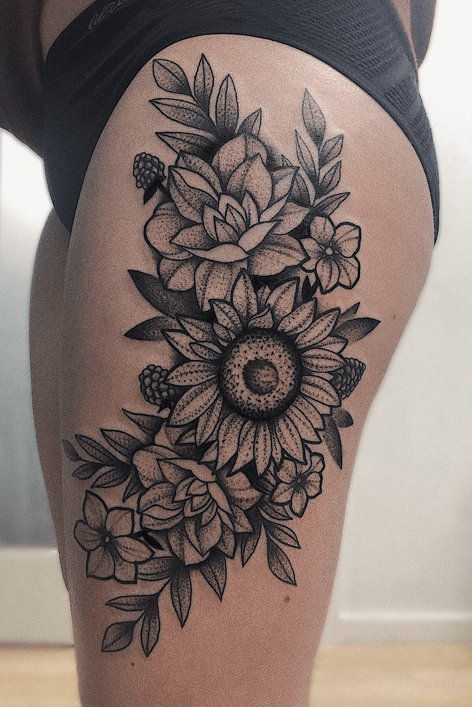 82 Superb Flower Tattoos On Thigh