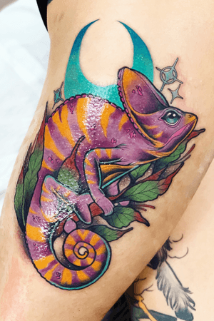 Cheeky chap 🌙 #Lennoxtattoo #neotrad #neotraditional #colourtattoo #newtraditional #newschool #boldtattoo #brighttattoo #chameleon #chameleontattoo #moon #tattooartist 