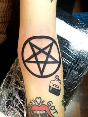Pentagram  (+whiskey jug.)for Stephanie Pink!💟😈🤘#tattoo #oslo #norway #werkentattoostudio @andre_werken_tattoo