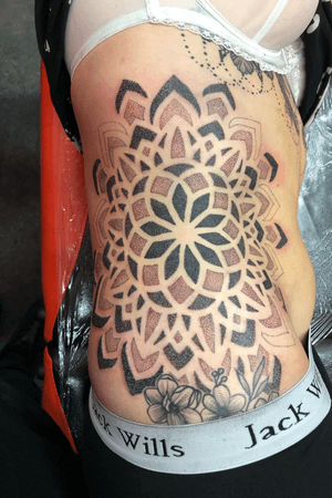 Ongoing dotwork piece #tattoo #tattoos #dotwork #dotworktattoo #ribtattoo #mandala #mandalatattoo #geometric #girlswithtattoos 
