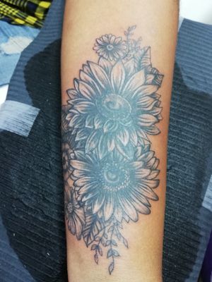 Custom floral tattoo cover up.#floraltattoo #coveruptattoo #sunflowertattoo #candyinktattoos #mypassion