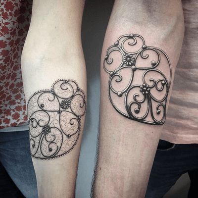 #photooftheday #tattoo #tatouage #realism #realistic #realistictattoo #heart #hearttattoo #couple #coupletattoo #dot #dots #dotworktattoo #blackandgreytattoo #blackandgrey #blackandwhite #blackandwhitetattoo #tattoolausanne #lausannetattoo #petitspoints #lespetitspointsdefanny #lausanne 