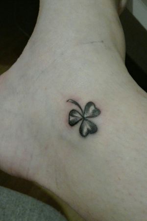 Tattoo I wanted for so long, this symbol means a lot to me ☘ I had it tattooed over hand-poked heart that I didn't like anymore This one was a little bit painful 🙈 #shamrock #clover #threeleafclover #smalltattoo #minimalist #ankletattoo #shading 