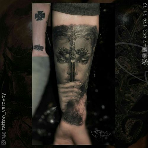 Realistic tattoo black and gray with Rihanna.  #Rihanna #realistic #realisticportrait #realism #coverup #coveruptattoo 
