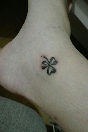 Tattoo I wanted for so long, this symbol means a lot to me ☘ I had it tattooed over hand-poked heart that I didn't like anymore This one was a little bit painful 🙈 #shamrock #clover #threeleafclover #smalltattoo #minimalist #ankletattoo #shading 