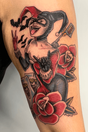 Harley quinn with a traditional feel!!!! Feel free to message me for info or pricing!!! #batman #harleyquinn #harleyquinntattoo #neotraditional #traditional #color #roses 