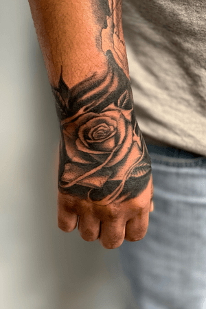 Small rose hand banger!!! Thanks for looking!!! #blackandgrey #rose #chicano #fineline #rosetattoo #blackwork #mexicantattoo 