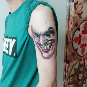 Why so serious?#tattoo #ink #tattooaveiro #tatuagem #tatuagememportugal #symbeos #symbeosrotary #criticalpowersupply #nocturnalink #nocturnalinkset #intenze #kwadroncartridges #Joker #jokertattoo