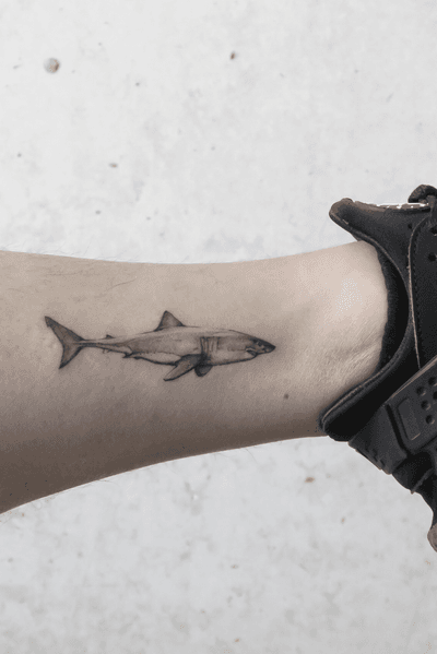 Single needle, Great White Shark. Venezia, Italia. #singleneedle #balckandgrey #smalltattoo #fineline #slimneedle #realistictattoo #shark 