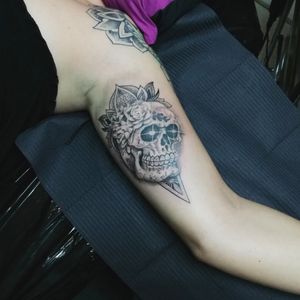 Girl skull with ornament#tattoo #ink #tattooaveiro #tatuagem #tatuagememportugal #symbeos #symbeosrotary #criticalpowersupply #nocturnalink #nocturnalinkset #intenze #kwadroncartridges #mandala #mandalatattoo #skulltattoo 