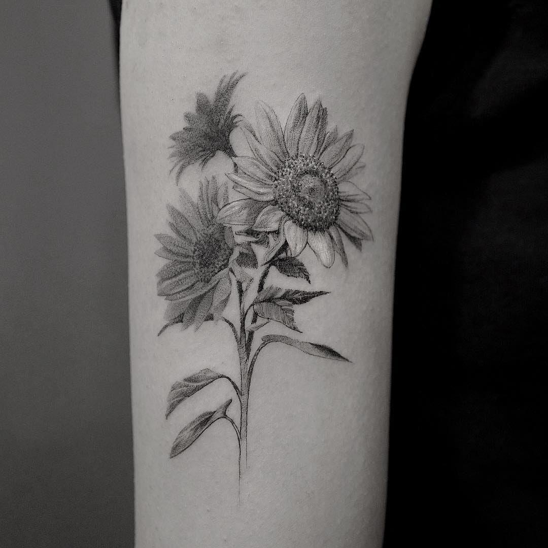 awesome black  gray sunflower tattoo  tattoo artist Samantha Herrera    Sunflower tattoos Sunflower tattoo Hand tattoos