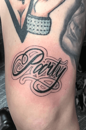 Adore Delano inspired scriot for my bessie at Brighton Convention #adoredelano #script #scripttattoo #lettering #kneetattoo#tattoettering #party #writing 