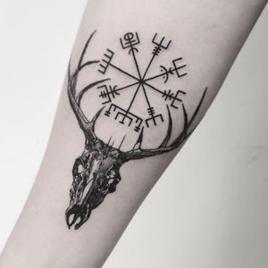 Vegvisir. Рунический компас и череп оленя. ▪ #тату #вегвизир #trigram #tattoo #vegvisir #inkedsense #tattooist #кольщик 