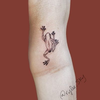 Little tree frog #nyctattoo #nyctattooartist #nycink #frogtattoo #frog #treefrog #nyc #ladytattooers #reptile #animal 